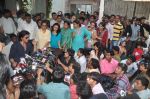 Shahrukh Khan celebrates birthday with media in Mannat, Bandra on 2nd Nov 2011 (35).JPG